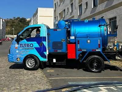 Caminhão auto vácuo da Desentupidora Turbo realizando limpeza de fossa em Lagoa Santa