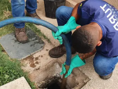 Serviço técnico da Turbo em rede de esgoto de condomínio