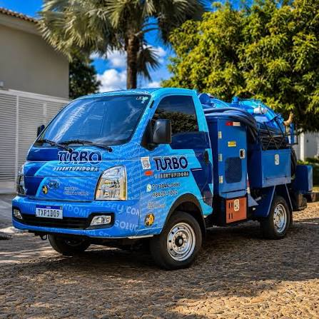 Caminhão limpa fossa da Turbo pronto para atendimento em Lagoa Santa e região